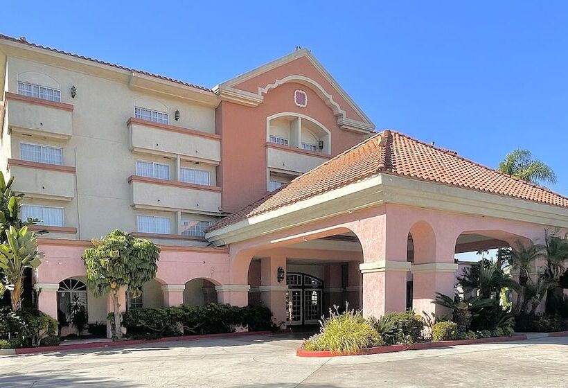 בית מלון כפרי Ramada By Wyndham South El Monte