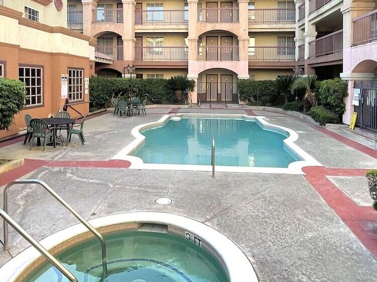 בית מלון כפרי Ramada By Wyndham South El Monte