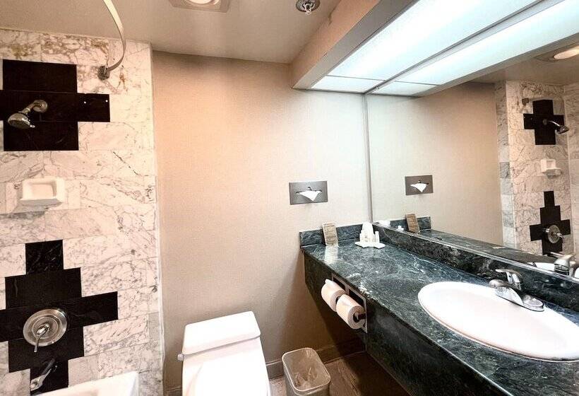 בית מלון כפרי Ramada By Wyndham South El Monte