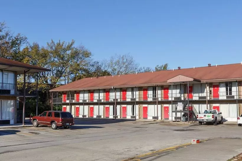 בית מלון כפרי Red Carpet Inn  Louisville