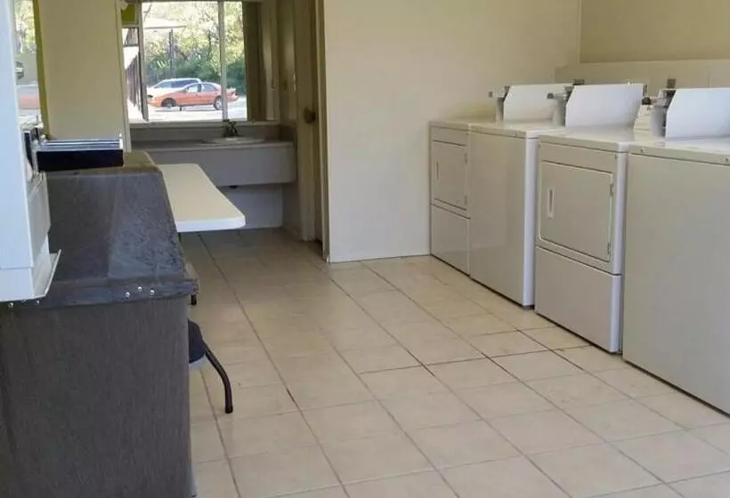 בית מלון כפרי Red Carpet Inn  Louisville