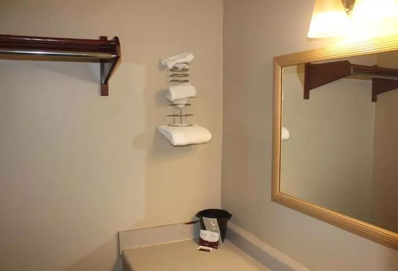 בית מלון כפרי Red Carpet Inn  Louisville