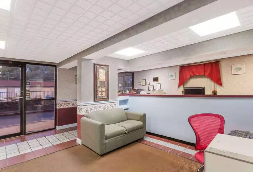 فندق Travelodge By Wyndham Clarksville