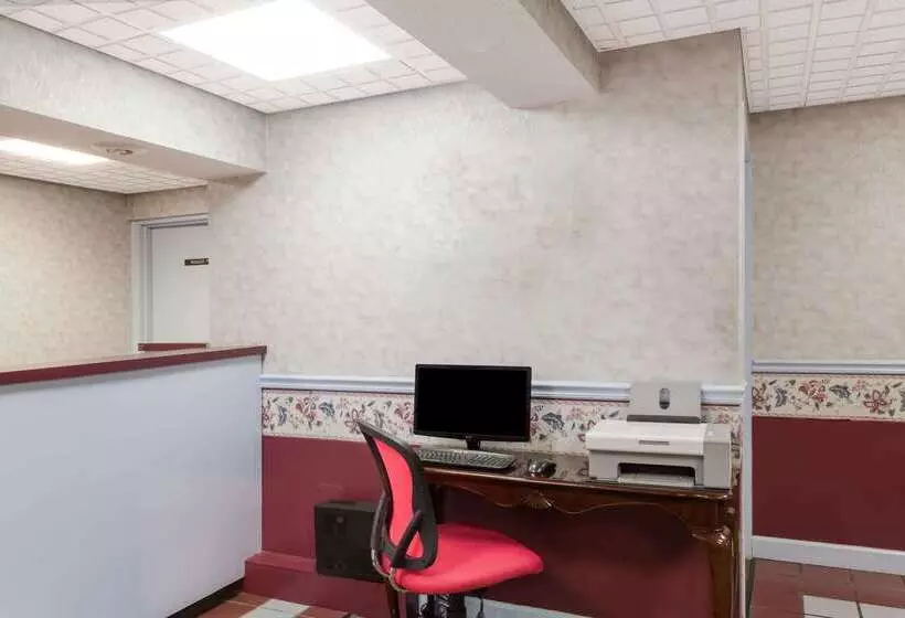 فندق Travelodge By Wyndham Clarksville