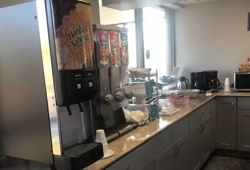 فندق Travelodge By Wyndham Clarksville