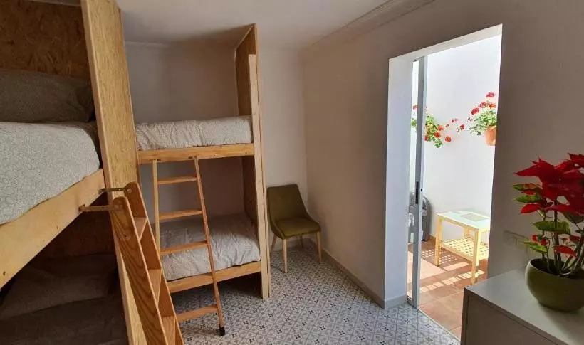 ユースホステル Adventure House Tenerife