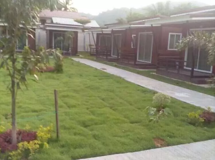 Hotelli Phumiphat Resort Koh Mook