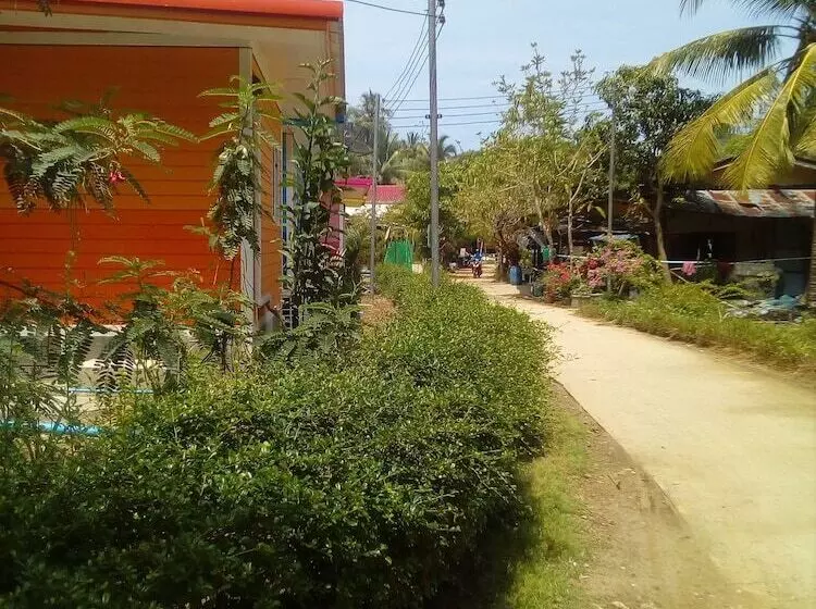 Hotelli Phumiphat Resort Koh Mook