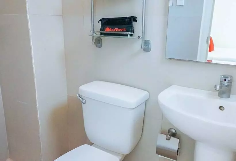 پانسیون Reddoorz @ Dona Jacinta Basak Mandaue