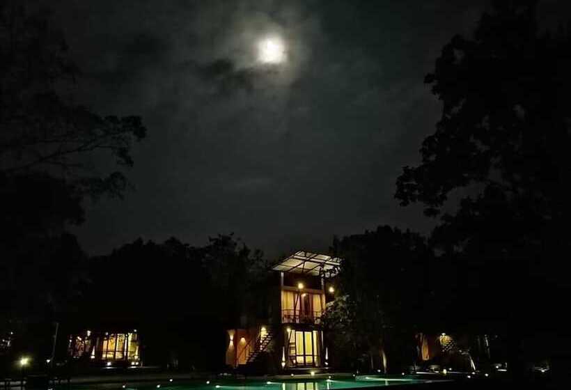 リゾートホテル Breezy Lake Eco Friendly Cabanas Yala