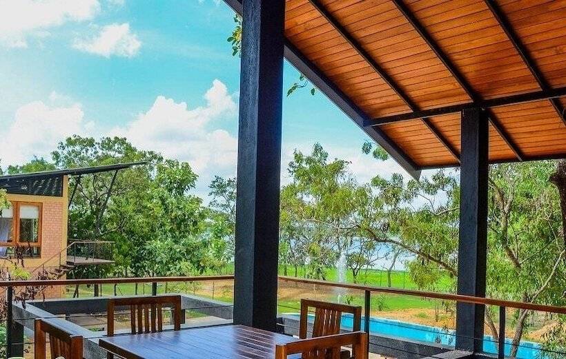 リゾートホテル Breezy Lake Eco Friendly Cabanas Yala