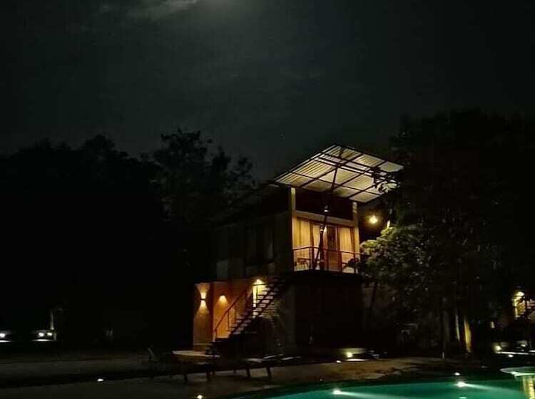 リゾートホテル Breezy Lake Eco Friendly Cabanas Yala