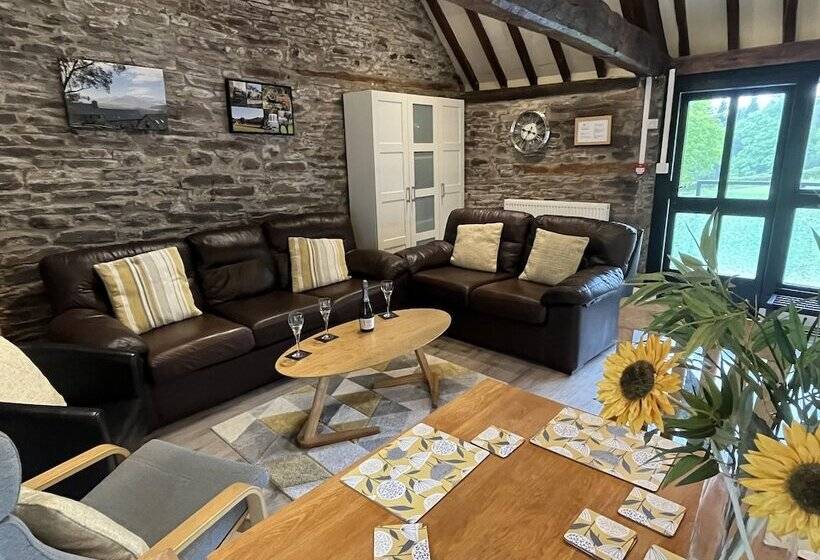 هتل Hilltops Brecon Holiday Cottages