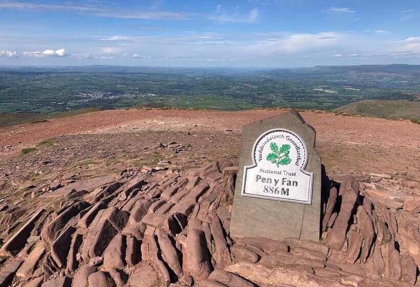 هتل Hilltops Brecon Holiday Cottages