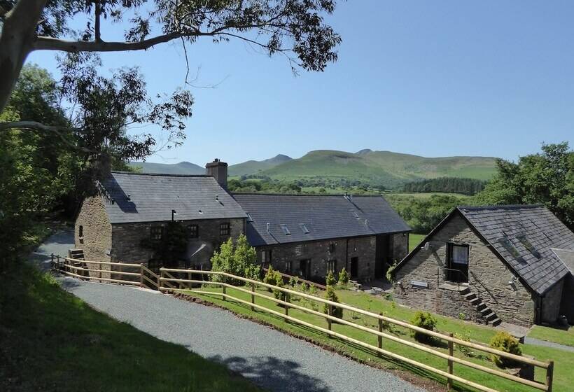 هتل Hilltops Brecon Holiday Cottages