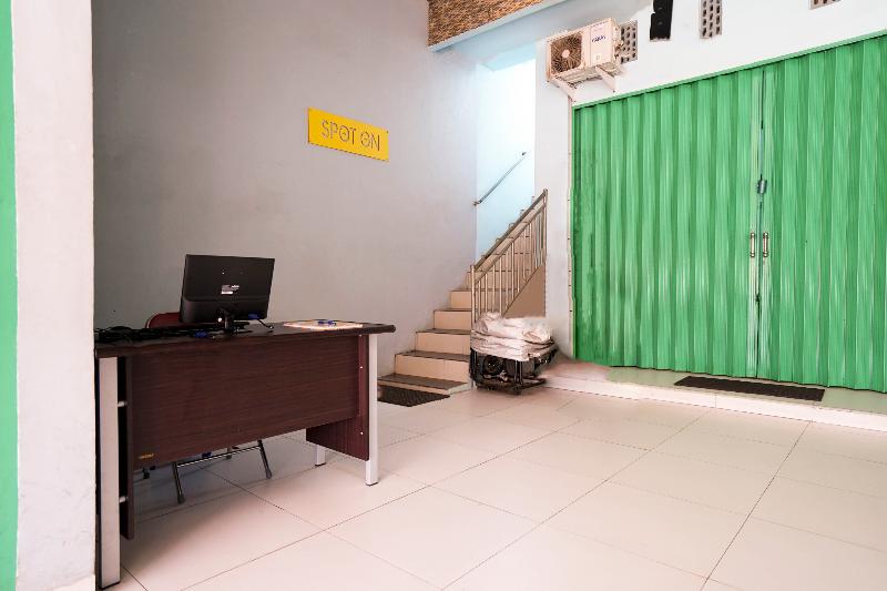 هتل Spot On 2738 818 Home Stay