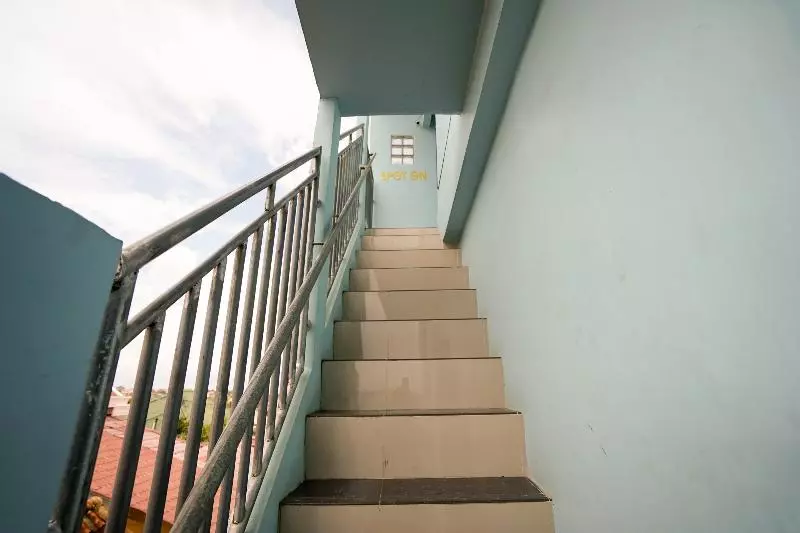 هتل Spot On 2738 818 Home Stay