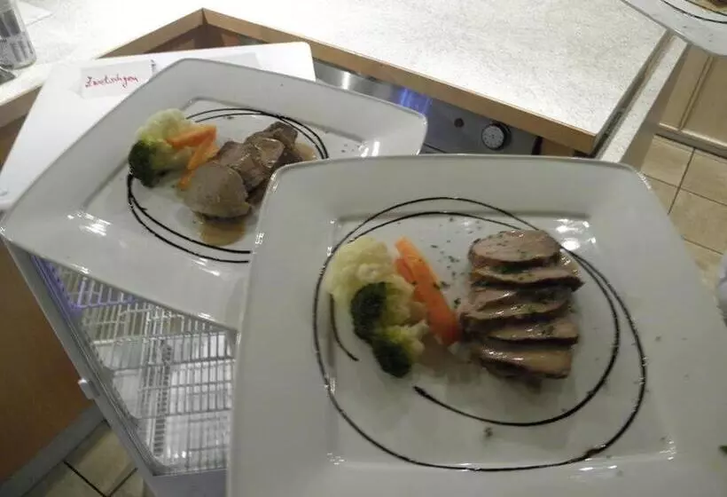 هتل 4 Jahreszeiten Mit Restaurant