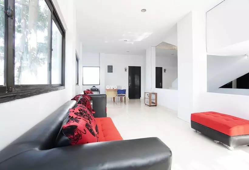 ホテル Oyo 2566 Putri Kesia Rooms