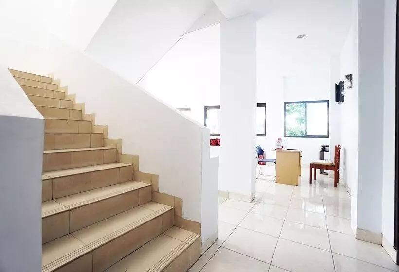 ホテル Oyo 2566 Putri Kesia Rooms