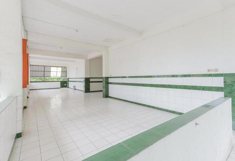 ホテル Reddoorz Syariah At Mojosari