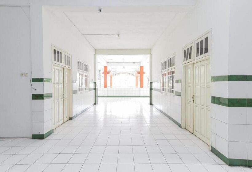 ホテル Reddoorz Syariah At Mojosari