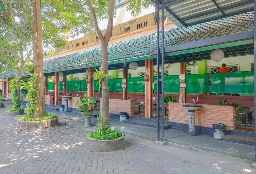 ホテル Reddoorz Syariah At Mojosari