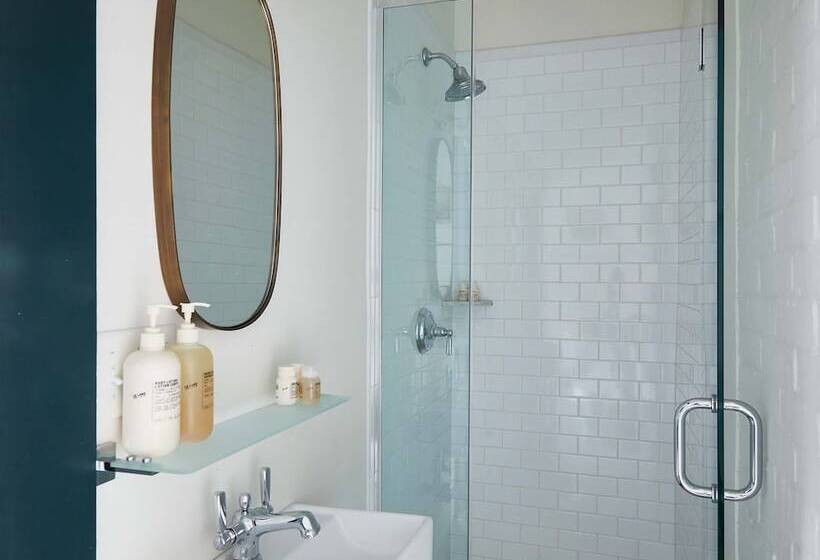 هتل Faraway Nantucket