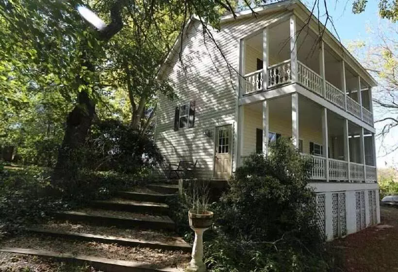 酒店 River House Inn