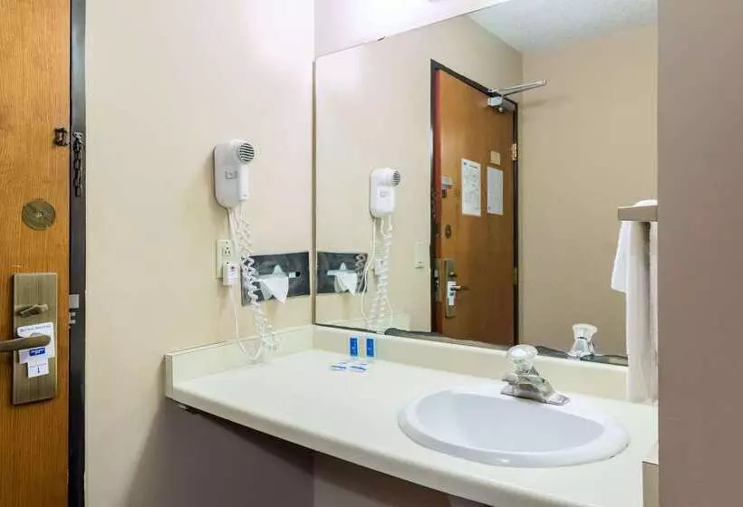 בית מלון כפרי Rodeway Inn