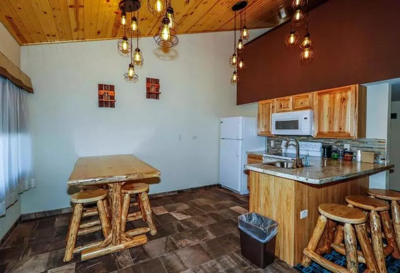 酒店 Round Barn Lodge