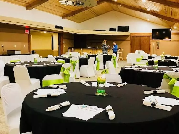 酒店 Round Barn Lodge