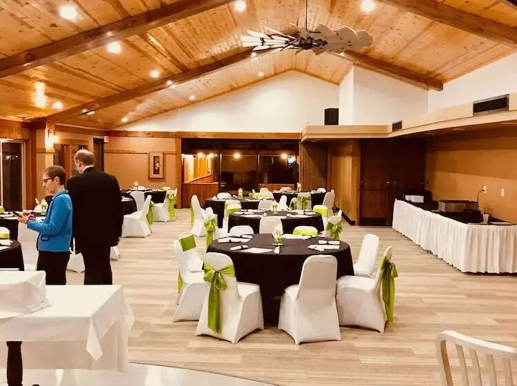 酒店 Round Barn Lodge