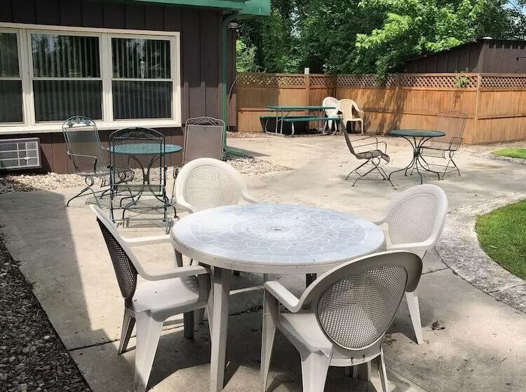 酒店 Round Barn Lodge