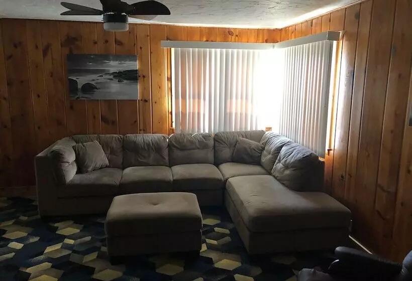 酒店 Round Barn Lodge