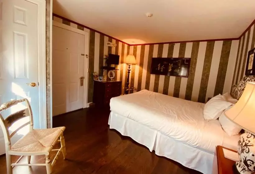 Отель Roger Sherman Inn