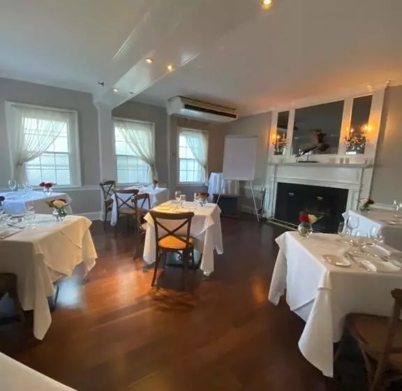 Отель Roger Sherman Inn