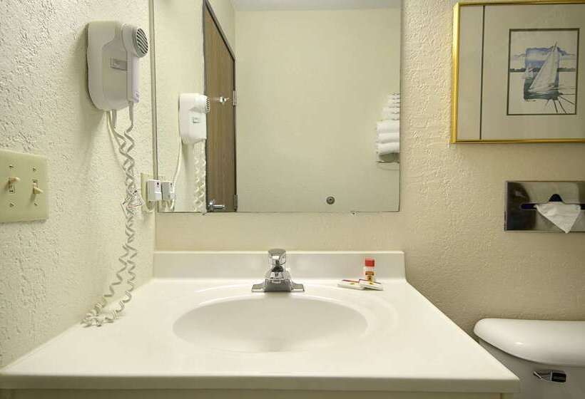 Отель Travelodge By Wyndham Hudsonville