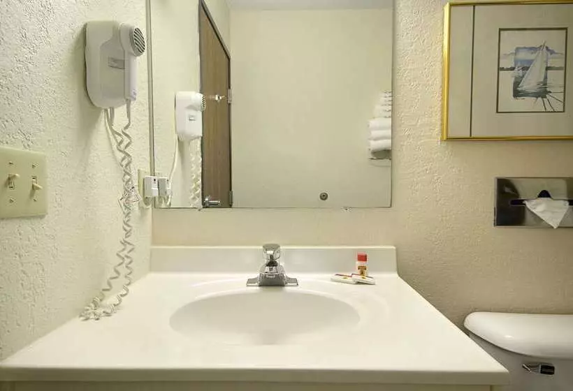 Отель Travelodge By Wyndham Hudsonville