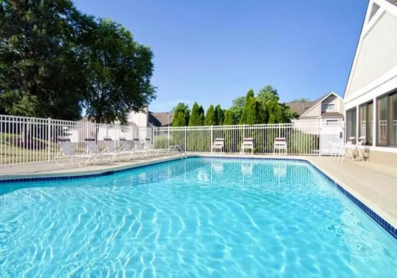 اقامتگاه Mainstay Suites St Louis Galleria