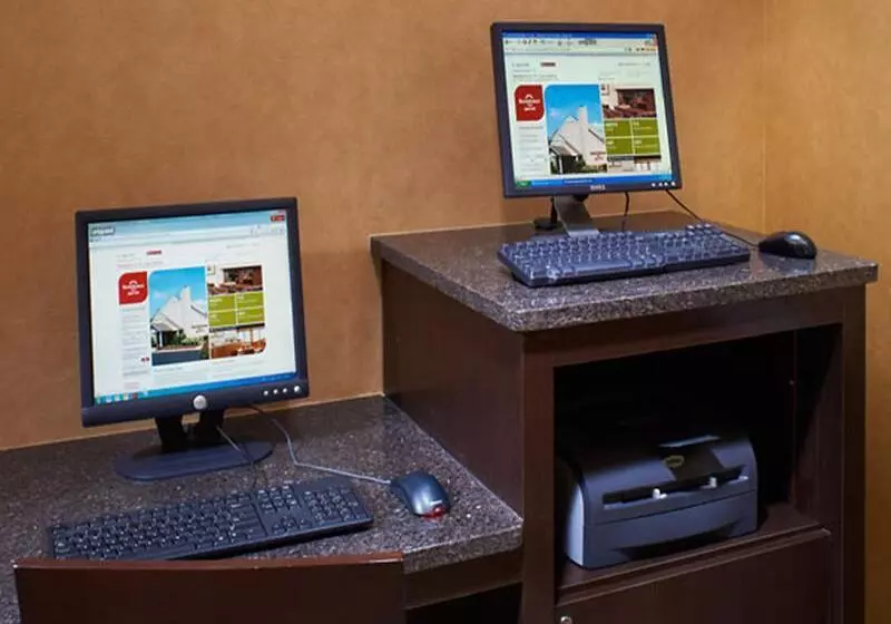 اقامتگاه Mainstay Suites St Louis Galleria