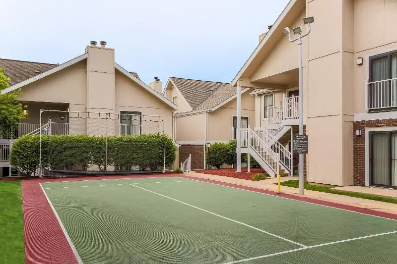 اقامتگاه Mainstay Suites St Louis Galleria