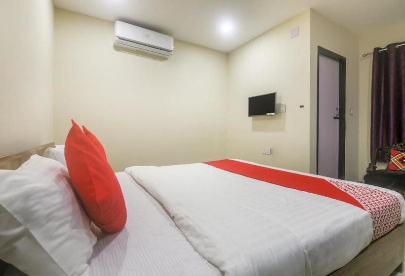 هتل Oyo 61278 Adhikary Homestay