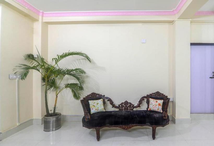 هتل Oyo 61278 Adhikary Homestay