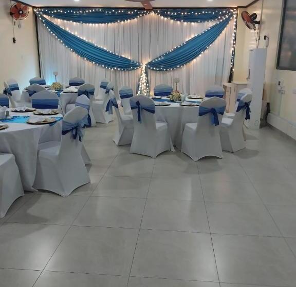 Two Oceans Hotel Voi