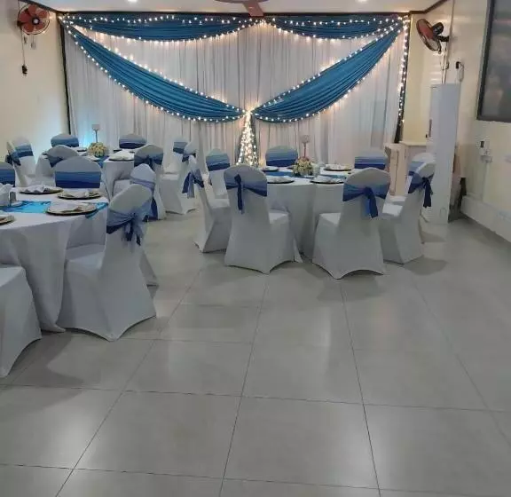 Two Oceans Hotel Voi
