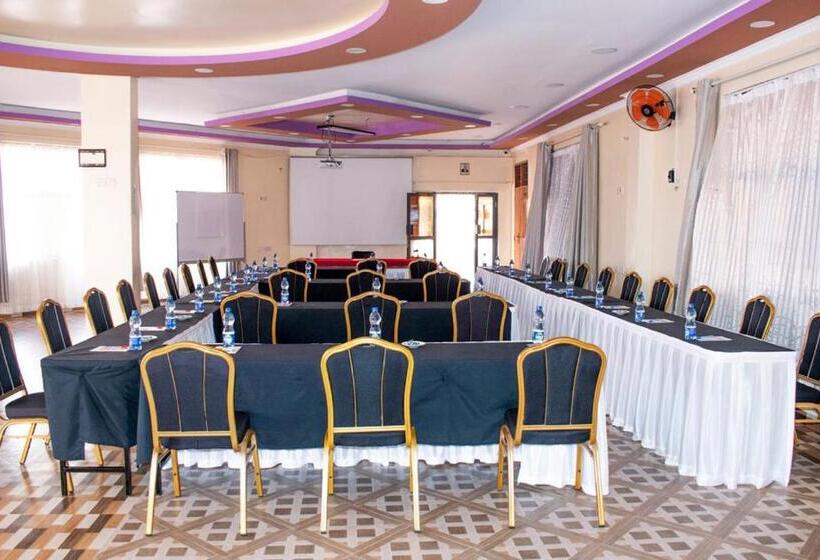 Two Oceans Hotel Voi