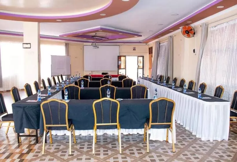 Two Oceans Hotel Voi