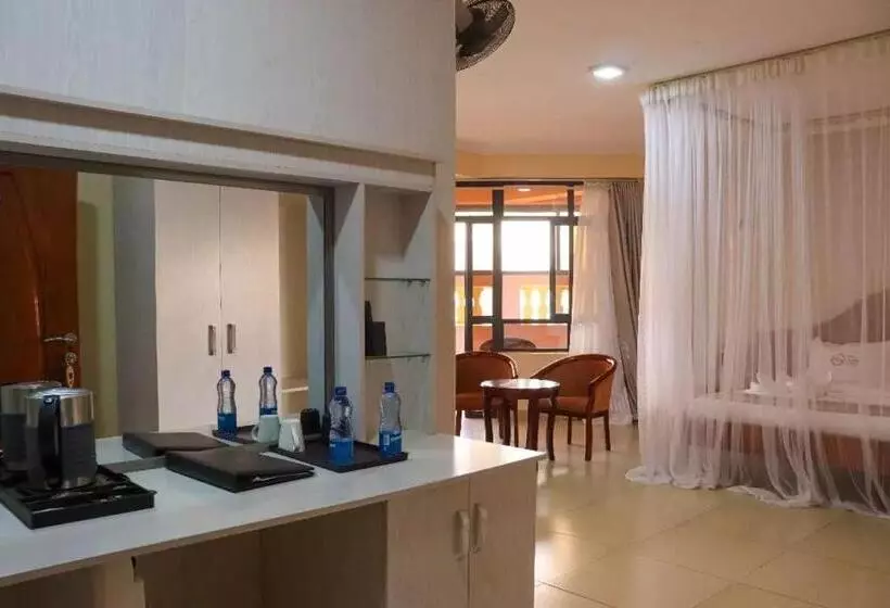 Two Oceans Hotel Voi
