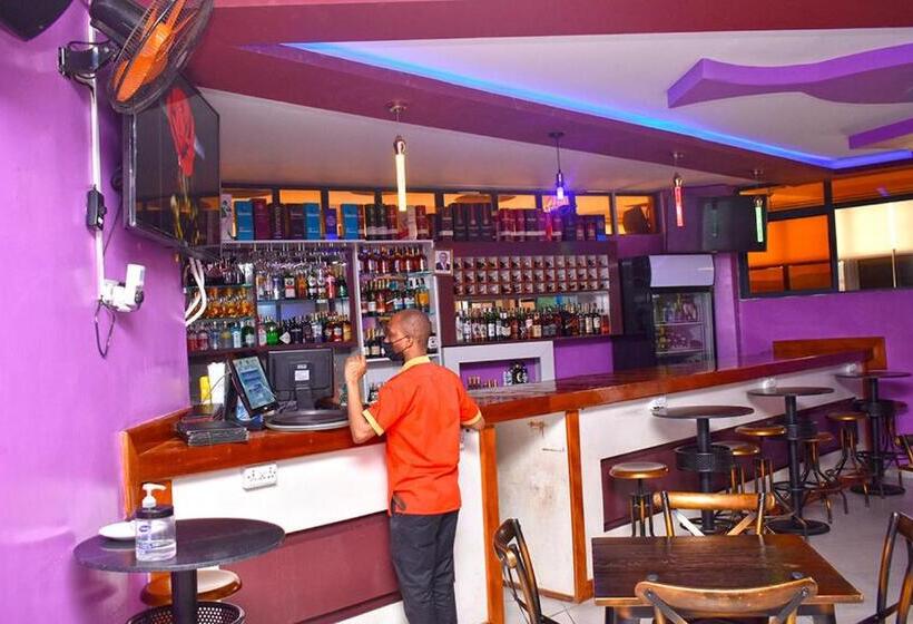 Two Oceans Hotel Voi